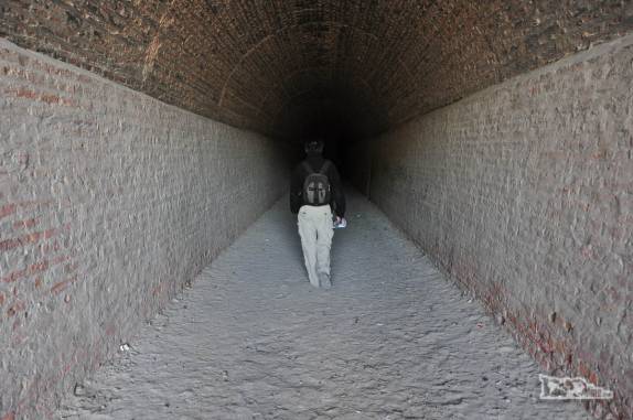 Explorando um antigo e escuro túnel ferroviário em Gaiman, cidade de colonização galesa na Patagônia, na Argentina